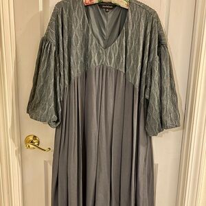 DAVI & DANI Grey V-neck with puff sleeves.